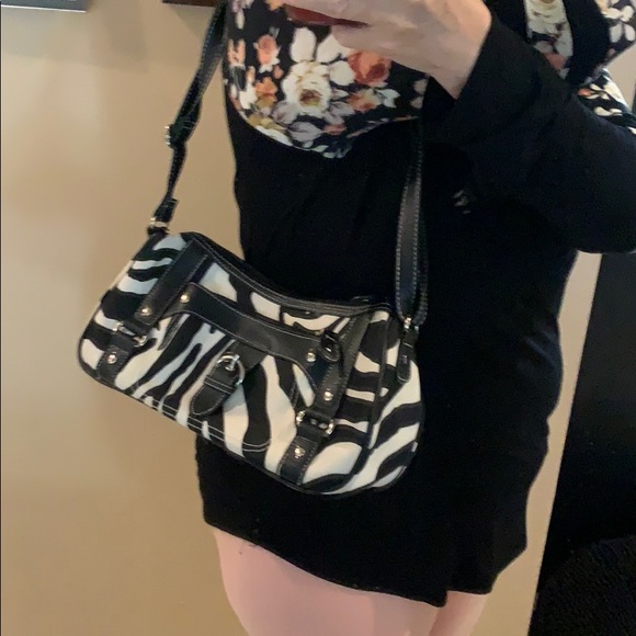 Small zebra purse😱😱 - Picture 7 of 8